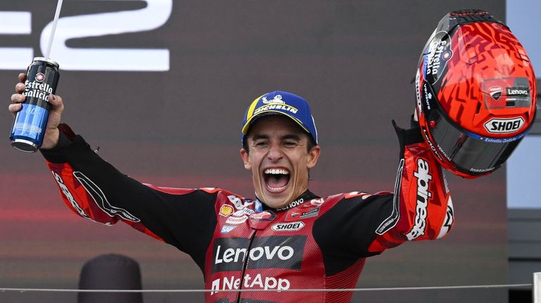 Marc Márquez logra su victoria 100 e inicia una remontada de