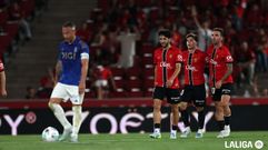 Cazorla se lamenta en primer plano, con los jugadores del Mallorca celebrando el 1-0