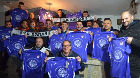 O alcalde, Jos Manuel Arias, cos xogadores do Rubin logo da entrega das camisolas conmemorativas do 8M