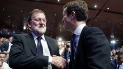Pablo Casado saludando a Mariano Rajoy el 21 de julio del 2018, da en el que fue elegido como nuevo presidente del PP 