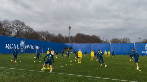 Los jugadores del Real Oviedo, en El Requex�n