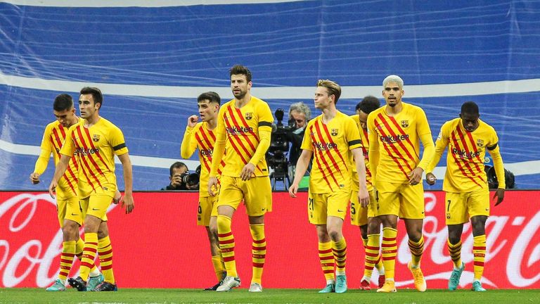 En la imagen, jóvenes futbolistas blaugranas como Ferrán Torres, Eric García, Pedri y Ronald Araújo, con sus compañeros en el Bernabéu.