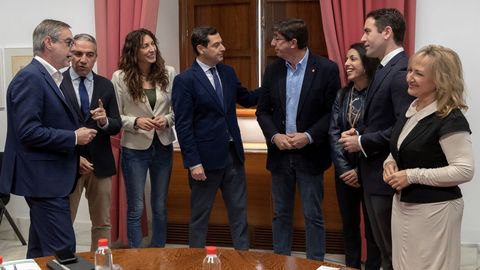 Moreno y Marn, en el centro, con los equipos negociadores de Ciudadanos y PP, presididos por Villegas y Garca Egea