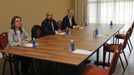 La delegación del PSdeG, con las sillas vacías en las que se deberían haber sentado ayer los representantes del PP