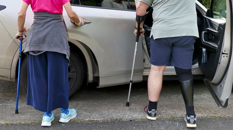 Año y medio detrás de una tarjeta de estacionamiento en Cambre: «Es indignante»