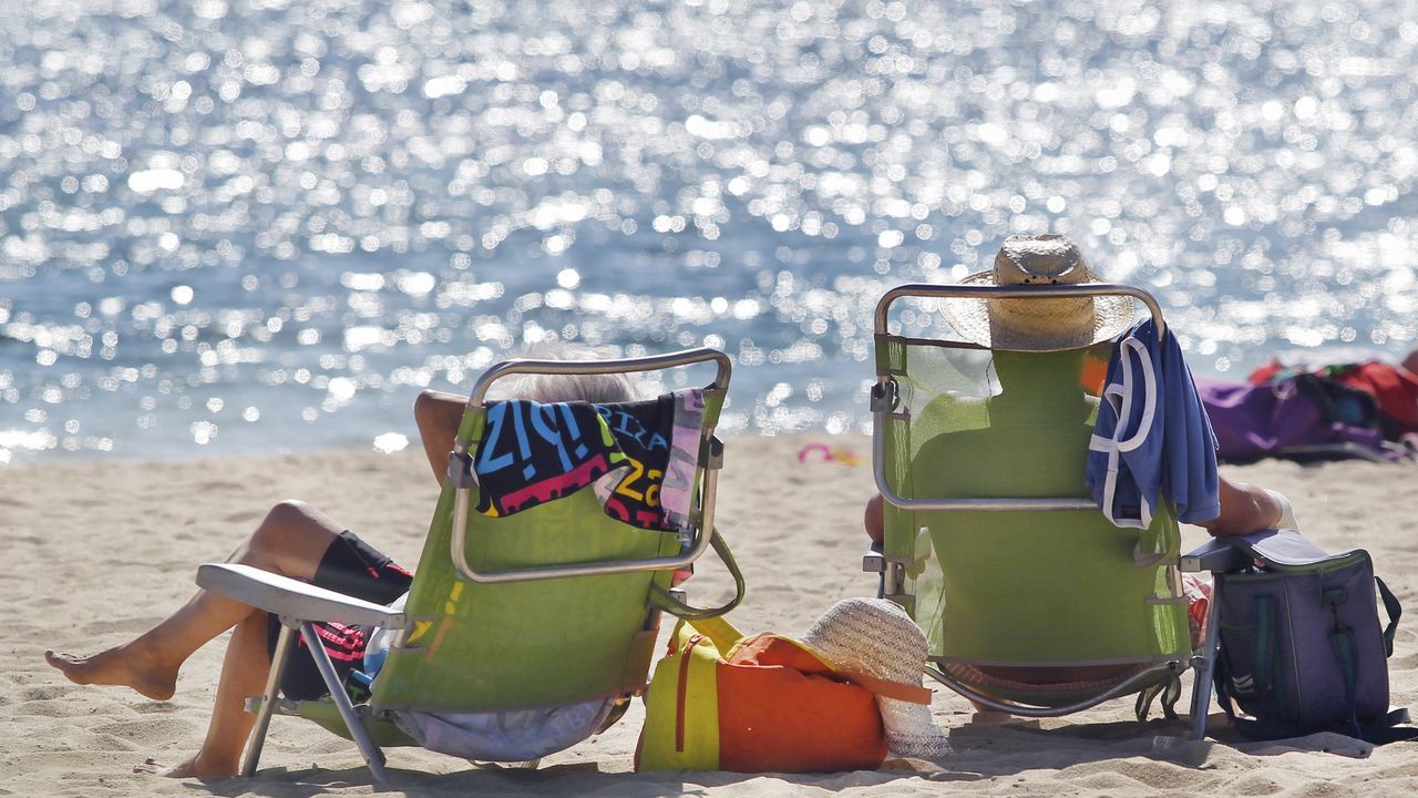 Un�camino sin caminantes.�lvaro y Jorge Pino ayudan a Suso Valverde a subir a la Cruz de Ferro en su handbike