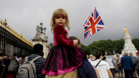 Ciudadanos congregados frente al Palacio de Buckingham para homenajear a Isabel II