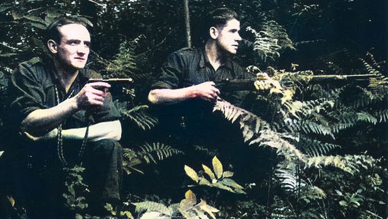 A la derecha, Manolo Díez, «Caxigal», uno de los guerrilleros asturianos que atentaron contra Franco en 1949.