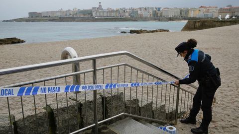 La polica precinta el acceso a las playas