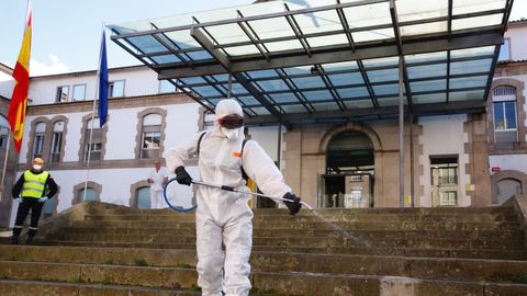 Miembros de la UME desinfectado la entrada del Hospital Provincial de Pontevedra, el pasado martes