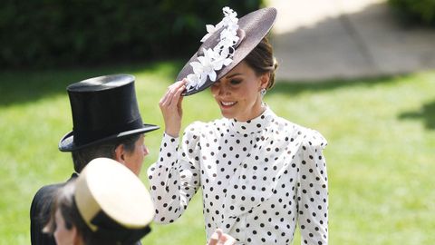 Con vestido de lunares en homenaje a Lady Di