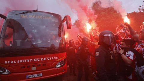 Recibimiento al Real Sporting en la previa del partido de playoff contra el Espanyol