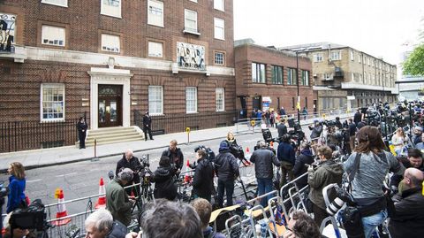 Decenas de periodistas esperan frente al hospital