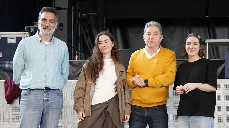 Fillas de Cassandra rodease das súas amigas en Pontevedra no concerto presentación de «Tertúlia»