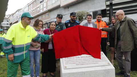 Momento en el que se descubrió el monolito en homenaje a los profesionales