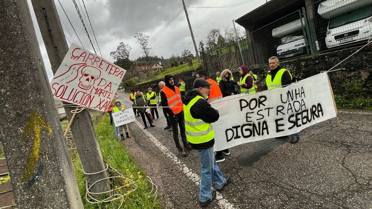 Los vecinos cortan el tráficio para exigir el arreglo de la carretera Amoedo-Os Valos