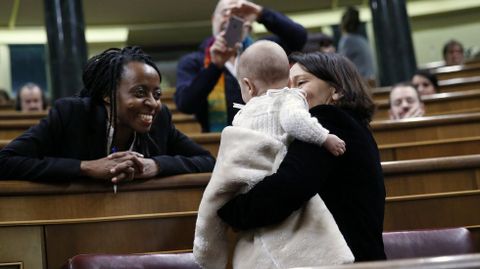 Carolina Bescansa con su beb el da en que se constituy el Congreso