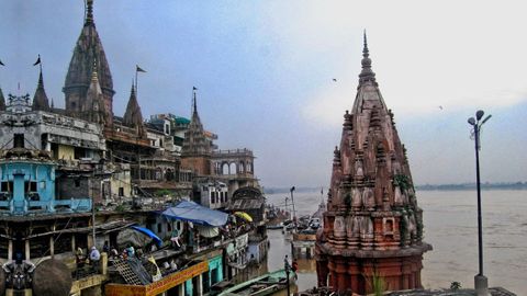 Las torres de Benars, a orillas de un muy crecido Ganges, el ro sagrado de los hindes