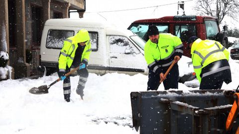 Operarios retirando la nieve en Aranga
