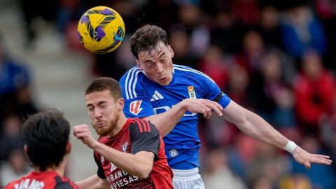 Fede Vi�as disputa un bal�n con un defensa del Mirand�s