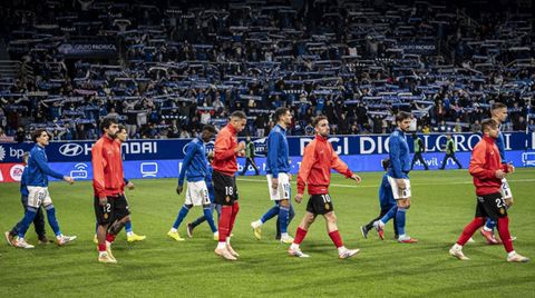 Jugadores del Real Oviedo y del Mallorca saltan al Carlos Tartiere