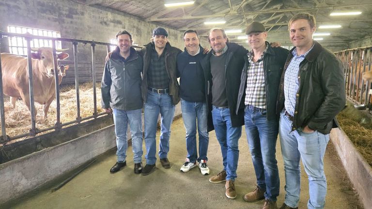 Henry Cavill, segundo por la izquierda, durante su visita a la finca de O Corgo, organizada por el empresario lucense Alejandro Lapido, amigo de su hermano Nick Cavill (segundo por la derecha)