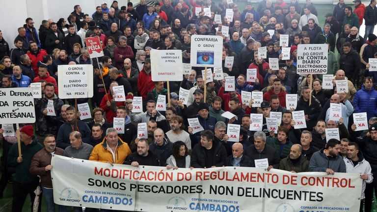 La flota se moviliza en Cambados: «Dan ganas de tirar con todo e que vaian os políticos ao mar»