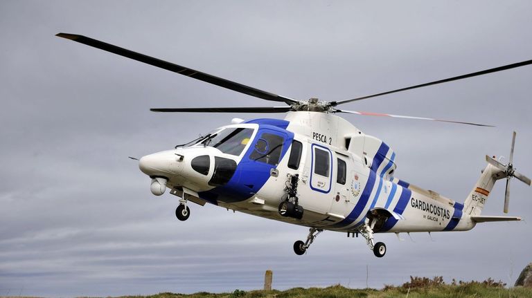 Un helicóptero rescata a dos bañistas con hipotermia en una playa de Ortigueira