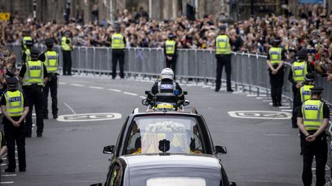 El coche con el féretro de Isabel II llega a Edimburgo