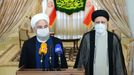 El presidente saliente de Irán (izquierda) Hassan Rouhani y el electo (derecha) Ebrahim Raisí durante una rueda de prensa