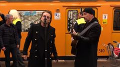 Concierto sorpresa de U2 en el metro de Berln