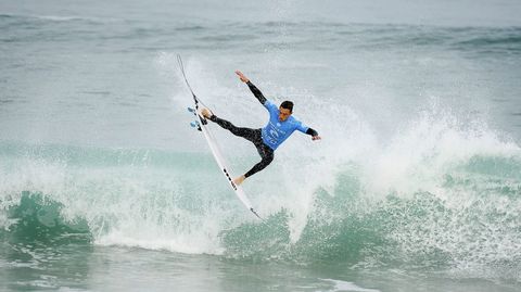 El surfista australiano Matt Banting compite en la tercera ronda del Moche Rip Curl Pro Portugal de la Liga Mundial de Surf (WSL) en la playa Supertubos en Peniche.