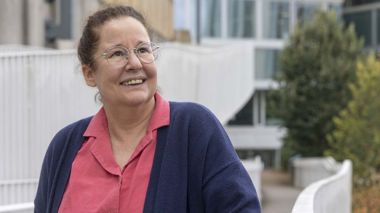 Ana de Alvear, artista hiperrealista: «Pinto bonito porque los mensajes que envío son terribles»