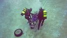 Sin prcticas. El desuso en el que ha cado la unidad especializada en buceo profesional de salvamento de los bomberos de Vigo realizaba prcticas de rescate de cuerpos (en la imagen) y otros posibles servicios para estar preparados para cualquier emergencia para la que pudieran ser reclamados. Estos ejercicios tambin han dejado de hacerse, pese a los numerosos eventos vinculados al mar que se celebran en Vigo cada ao. 