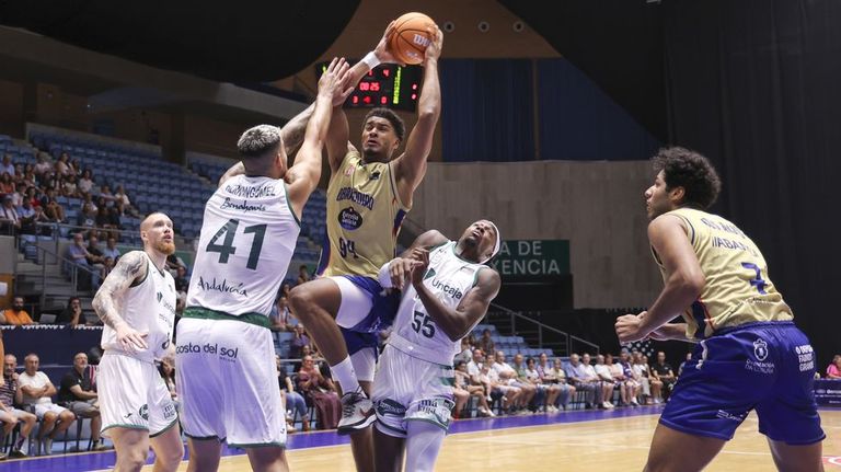 Leo Meindl falló un triple en el último segundo y el Málaga se llevó el trofeo (84-86)