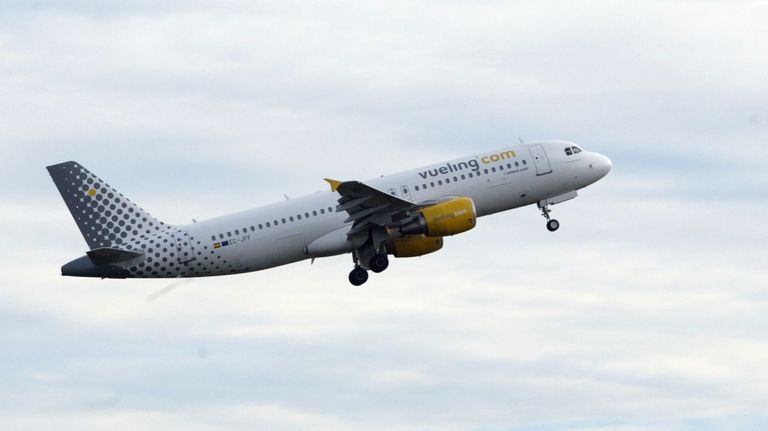 Vueling ya vuela más alto que Ryanair en Santiago