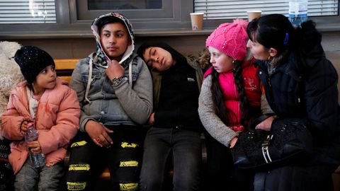 Niños ucranianos esperan poder llegar a Hungría para estar a salvo