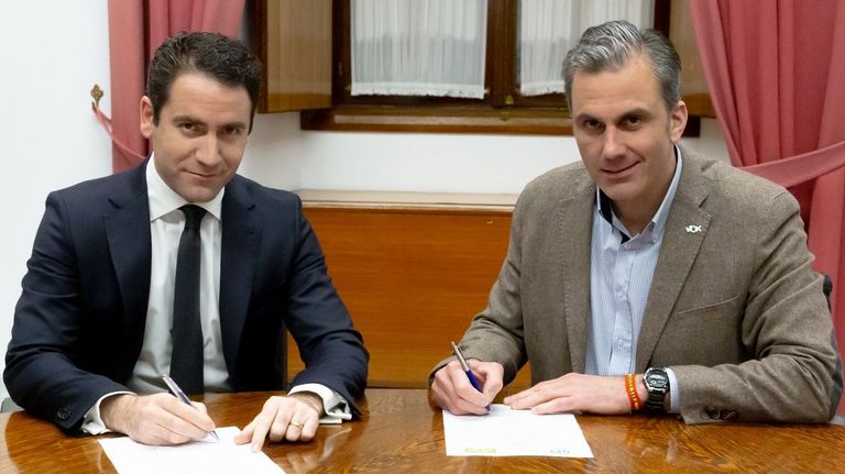 García Egea (PP) y Ortega Smith (Vox)