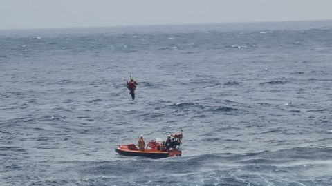 Un rescatador del Helimer 402 izando al navegante para trasladarlo a A Coruña, donde fue atendido en el CHUAC, recibiendo el alta este miércoles a mediodía