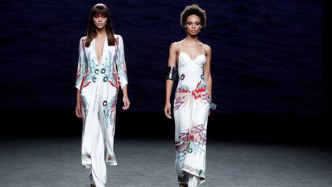 Dos modelos lucen una creacin de Marcos Luengo para la primavera/verano 2019, durante la ltima jornada de la 68 edicin de la pasarela Mercedes-Benz Fashion Week