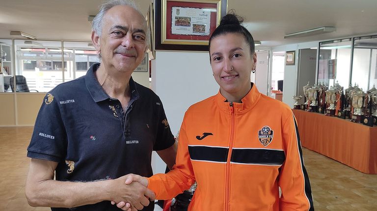 Silvia Rubal descubre el método del nuevo Burela fs: <span lang="gl">«Loitar cada balón»</span>