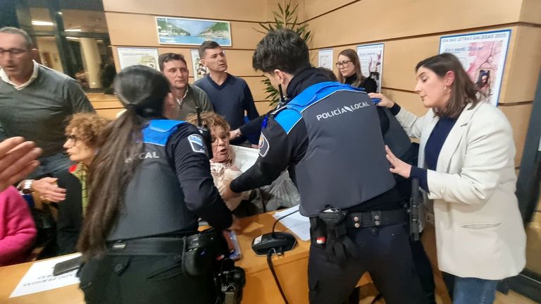 El PP llama «fascista» a la alcaldesa de Moaña por echar a una edila del pleno de la basura