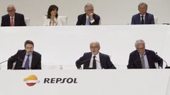 Antonio Brufau, en el centro en la fila de abajo, durante una junta de accionistas de Repsol