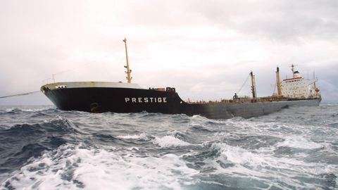 Imagen del Prestige cuando era remolcado mar adentro el 14 de noviembre del 2002