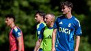 Álex Forés, con Santi Cazorla detrás, en El Requexón