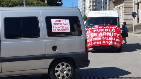 Protesta de los vendedores ambulantes en Pontevedra para demandar que la feria siga en la Alameda