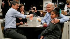 Biden posa para una foto, el pasado marzo en Texas, junto al exrival en las primarias Beto o'Rourke y su mujer