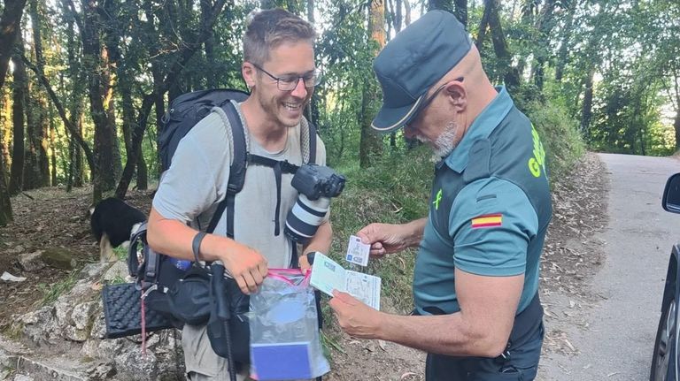 La Guardia Civil localiza a un peregrino danés que extravió su carné de conducir en Barro
