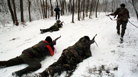 Guerrilleros del Ejrcito de Liberacin de Kosovo (KLA) avanzan para tomar posiciones en un bosque al oeste de Podujevo, a unos 30 km al norte de Pristina.