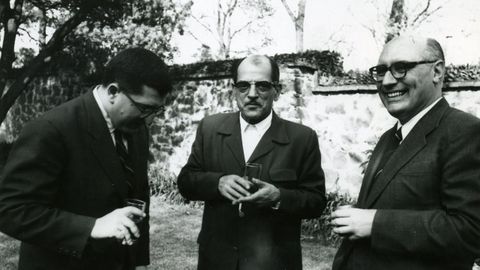 Juan Antonio Bardem, Luis Buñuel e Carlos Velo, en amigable conversa.